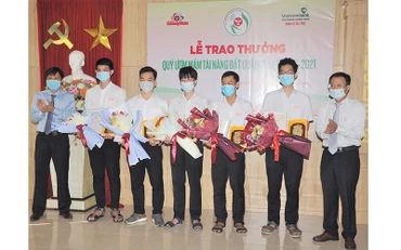 Trao thưởng cho học sinh, sinh viên đạt thành tích xuất sắc tiêu biểu.