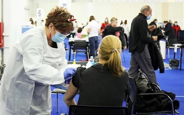 Tiêm vaccine phòng Covid-19 cho người dân tại Zagreb, Croatia ngày 24/12/2021. (Ảnh: THX/TTXVN)