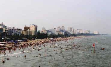 Chiều trên bãi biển Sầm Sơn dịp 30-4 và 1-5.