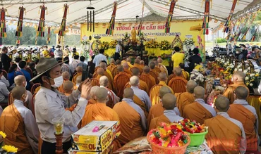 Lễ tưởng niệm và cầu siêu tại bờ biển Cửa Đại. 