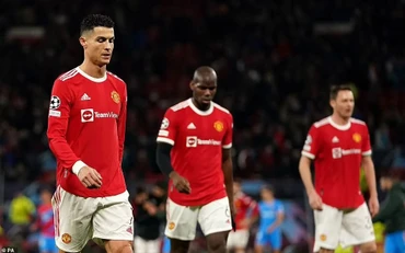 Ronaldo và các đồng đội ở MU lê bước khỏi châu Âu. (Ảnh: Daily Mail)