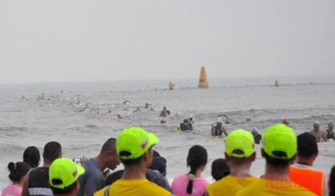 Các vận động viên chinh phục nội dung bơi 1,9 km tại VNG IRONMAN 70.3 Việt Nam 2022.