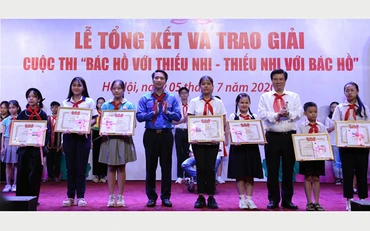 Đại diện Ban tổ chức trao các giải thưởng tặng thí sinh xuất sắc của cuộc thi. Ảnh: HẢI ĐĂNG