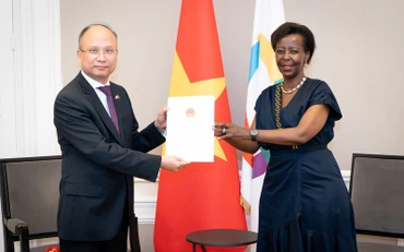 Đại sứ Đinh Toàn Thắng trình Thư Ủy nhiệm lên bà Louise Mushikiwabo, Tổng Thư ký OIF. 