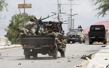 Binh sĩ quân đội Somalia vào vị trí trong 1 cuộc đụng độ với nhóm phiến quân Al-Shabab ở thủ đô Mogadishu, ngày 24/5/2014. (Ảnh tư liệu: Reuters)