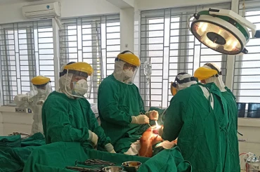 Ca phẫu thuật cấp cứu bệnh nhân bị tai nạn giao thông dương tính với SARS-CoV-2 đã thành công.