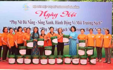 Trao tặng thùng rác tái chế từ thùng đựng sơn.