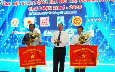 UBND tỉnh tặng Cờ thi đua cho hai doanh nghiệp có thành tích xuất sắc.
