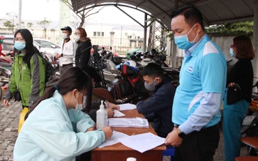 Khai báo y tế trước khi lên xe.