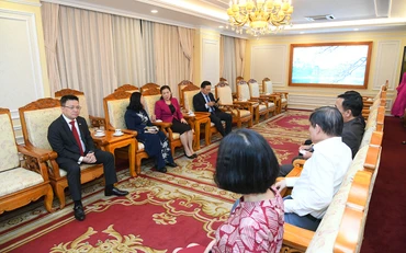Những vị khán giả đặc biệt đã đến từ rất sớm, trò chuyện với những người làm chương trình.