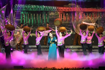 Anh Thơ và tốp múa NHNT Đương đại Việt Nam biểu diễn bài hát Câu hò bên bến Hiền Lương. Ảnh: THÀNH ĐẠT