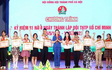 Đại diện lãnh đạo các ngành, đoàn thể trao tặng “Giải thưởng 15 tháng 5” tặng thiếu nhi tiêu biểu của Thủ đô.