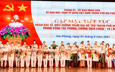 Lãnh đạo thành phố Hải Phòng gặp mặt, tặng hoa đại diện các y bác sĩ trong Đoàn công tác.