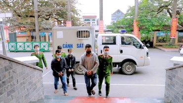 Các đối tượng được đưa về Công an thị xã Đông Triều để phục vụ điều tra.