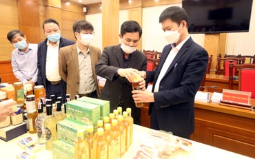 Các thành viên Hội đồng xem xét đánh giá, phân hạng sản phẩm OCOP cấp tỉnh. (Ảnh: Bích Phượng)
