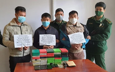 Các đối tượng bị bắt cùng tang vật là 40 bánh heroin.