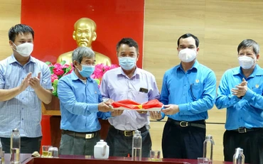 Lãnh đạo Tổng Liên đoàn Lao động Việt Nam và tỉnh Quảng Ngãi trao cờ Tổ quốc cho đại diện ngư dân Lý Sơn.