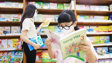 Giá SGK mới cao gấp 2 đến 3 lần so sách của chương trình cũ. Ảnh: NHẬT THỊNH