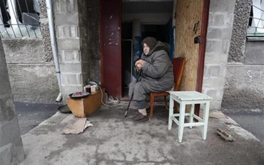 Người dân tại Mariupol, Ukraine, ngày 14/4. (Ảnh: THX/TTXVN)