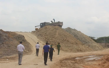 Nhiều bãi tập kết đất, đá để rửa ở ven sông Buông gây ô nhiễm dòng sông nội tỉnh dài nhất Đồng Nai. 