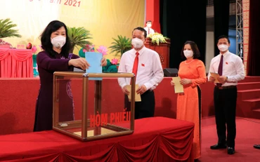 Bí thư Tỉnh ủy Bắc Ninh Đào Hồng Lan và các đại biểu bầu các chức danh HĐND và UBND tỉnh Bắc Ninh. 