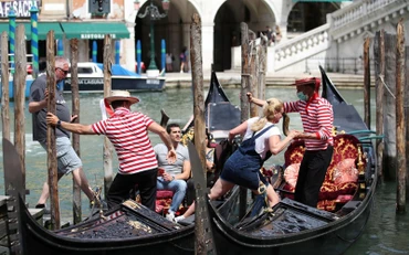 Chính quyền Venice sẽ hạn chế số lượng du khách để giảm tình trạng quá tải du lịch (Ảnh minh họa: REUTERS)