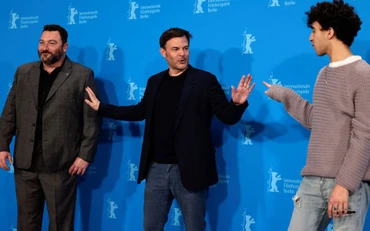 Đạo diễn François Ozon và đoàn làm phim “Peter von Kant” tại buổi chiếu phim mở màn. (Ảnh: Reuters)