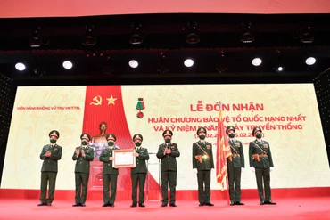 Viện Hàng không Vũ trụ Viettel vinh dự đón nhận Huân chương Bảo vệ Tổ Quốc Hạng Nhất.