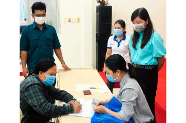 Người bán vé số dạo ở TP Phú Quốc (Kiên Giang) nhận tiền hỗ trợ từ chính quyền cơ sở.