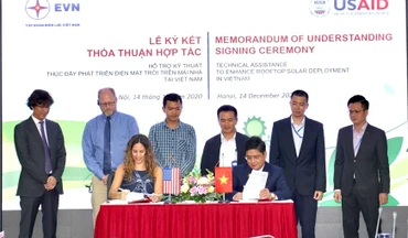 Bà Ann Marie Yastishock, Giám đốc USAID Việt Nam và ông Võ Quang Lâm, Phó tổng Giám đốc EVN ký biên bản ghi nhớ.