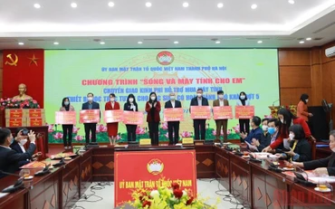 Mặt trận Tổ quốc thành phố Hà Nội chuyển giao kinh phí từ chương trình “Sóng và máy tính cho em” tới  mặt trận các cấp.