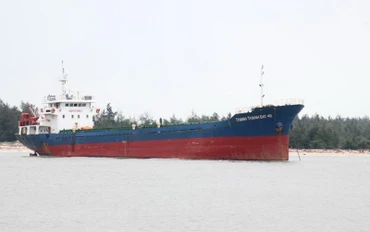 Một tàu hàng có tải trọng lớn chờ đến lượt được cập cảng để lấy hàng. (Ảnh: TTXVN)