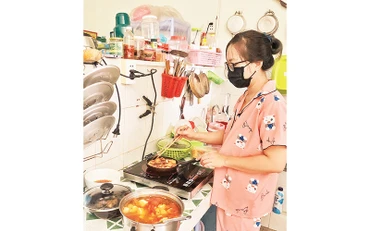 Góc bếp phòng trọ của công nhân tại khu lưu trú Tân Thuận, quận 7.