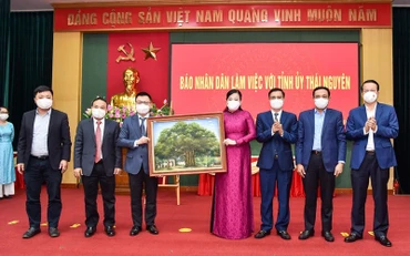 Đồng chí Lê Quốc Minh, Tổng Biên tập Báo Nhân Dân tặng tranh cây đa Hàng Trống cho các đồng chí lãnh đạo tỉnh Thái Nguyên.