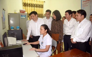 Bộ Trưởng Y tế Nguyễn Thanh Long kiểm tra việc triển khai phần mềm quản lý hồ sơ sức khỏe tại trạm y tế xã Nam Thái, huyện Nam Đàn, Nghệ An.