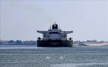 Tàu hàng di chuyển qua kênh đào Suez, Ai Cập ngày 30/3/2021. (Ảnh: AFP/TTXVN)
