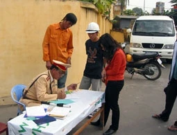 Cảnh sát giao thông Hải Phòng lập
biên bản người vi phạm Luật Giao thông.