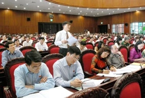 Các đại biểu QH thảo luận tại hội trường.