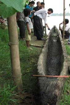 Dù chiếc thuyền độc mộc này
đã được đưa về bảo tàng nhưng
những tranh cãi xung quang chính
sách khen thưởng người có côn