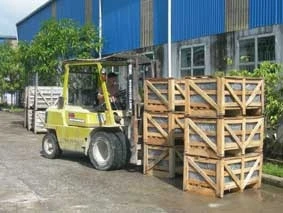 Công nhân công ty Hồng Phúc bốc dỡ
sản phẩm đá ốp lát xuất khẩu.