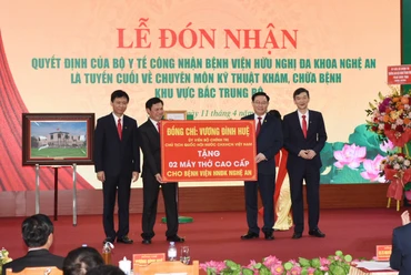 Chủ tịch Quốc hội Vương Đình Huệ trao tặng máy thở cao cấp cho Bệnh viện 