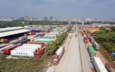 Hàng hóa ùn tắc tại cửa khẩu đường bộ phía bắc gây thiệt hại nặng nề cho doanh nghiệp.