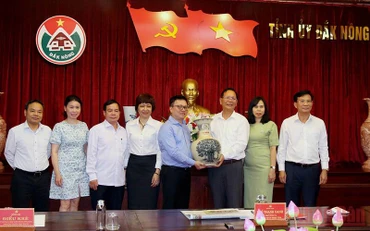 Tổng Biên tập Báo Nhân Dân trao quà lưu niệm tặng Tỉnh ủy Đắk Nông.