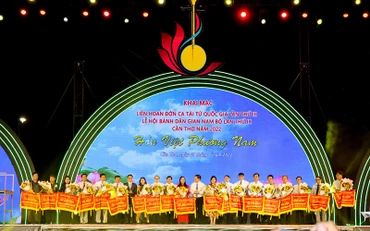 Trưởng Ban tuyên giáo Trung ương Nguyễn Trọng Nghĩa và Phó Thủ tướng Vũ Đức Đam trao cờ lư niệm cho các đơn vị tham gia liên hoan.