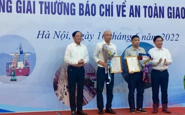 Đại diện Ủy ban An toàn giao thông quốc gia trao giải nhất cho các tác giả đoạt giải. 