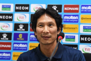 HLV Gong Oh-kyun trả lời họp báo sau trận hòa 2-2 trước U23 Thái Lan. (Ảnh: VFF)
