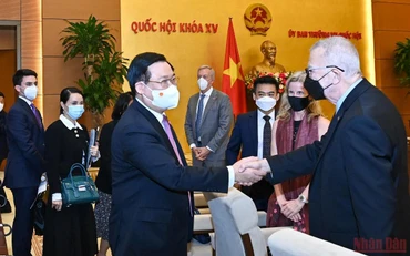 Chủ tịch Quốc hội Vương Đình Huệ với các đại biểu tại buổi làm việc. (Ảnh: Duy Linh)