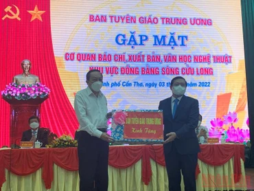 Lãnh đạo Ban Tuyên giáo Trung ương tặng máy tính cho Ban quản lý Khu tưởng niệm Chủ tịch Hội đồng Bộ trưởng Phạm Hùng cho đại diện lãnh đạo tỉnh Vĩnh Long. (Ảnh: THANH TÂM)