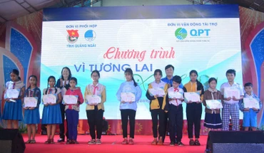Trao học bổng “Vì tương lai xanh” với sổ tiết kiệm trị giá 10 triệu đồng cho học sinh có hoàn cảnh đặc biệt khó khăn, vượt khó học giỏi. 