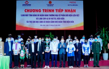 Lãnh đạo tỉnh Điện Biên cùng đại diện học sinh tiếp nhận máy tính bảng, sim 4G do các đơn vị trao tặng.
